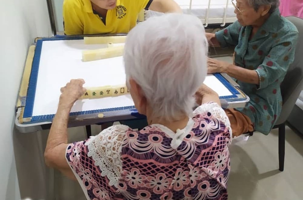 Seniors Playing Mahjong 老年人玩麻将
