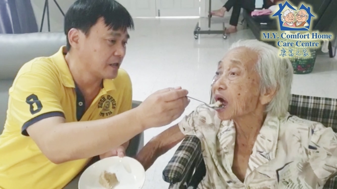 Mr Tan Feeds Seniors Carefully 陈院长细心的喂食年长者